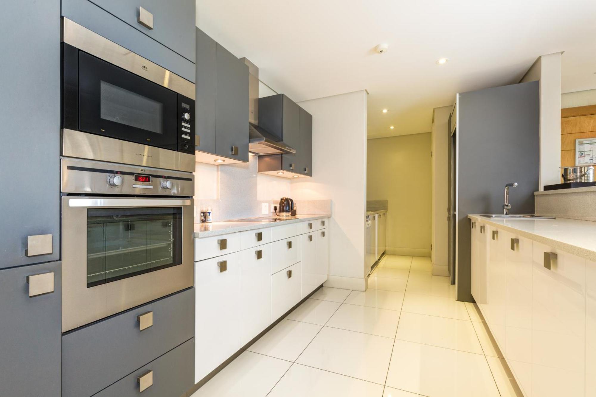 Lawhill Luxury - V & A Waterfront Apartment *